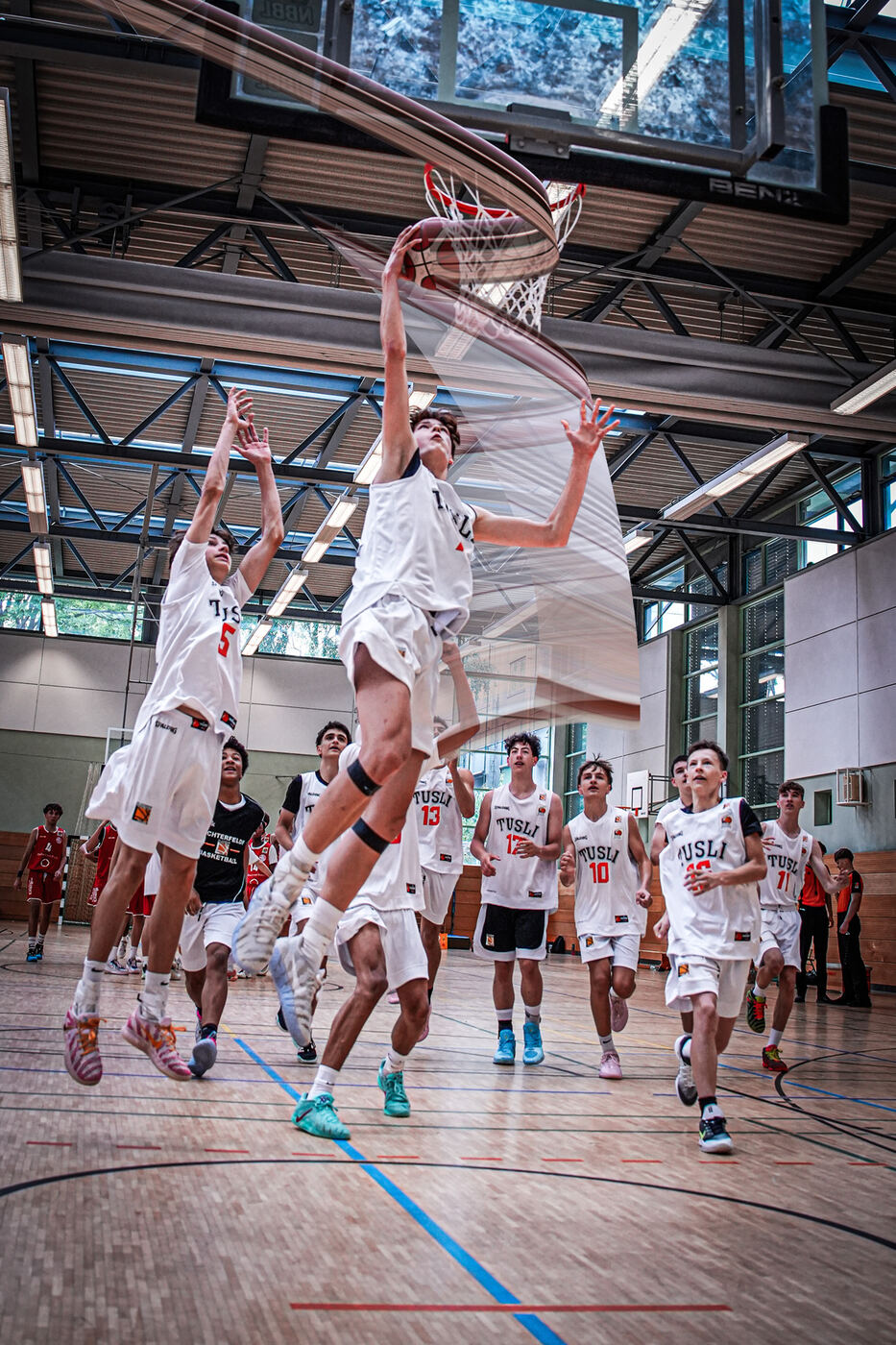Basketballspieler beim Dunk