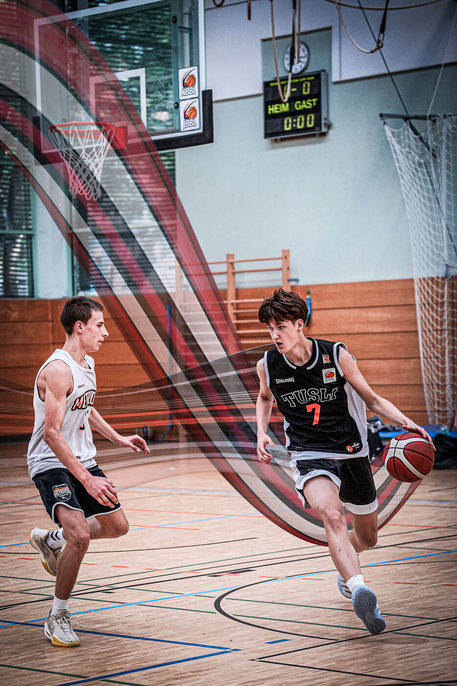 Zwei Basketballspieler im Eins-gegen-eins