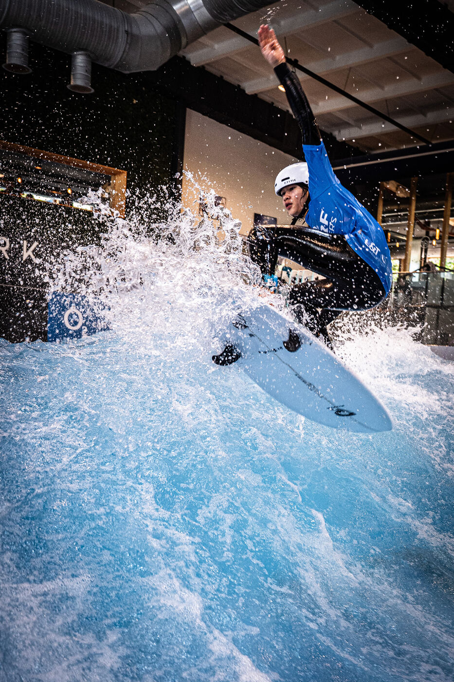 Surfer springt über die Welle