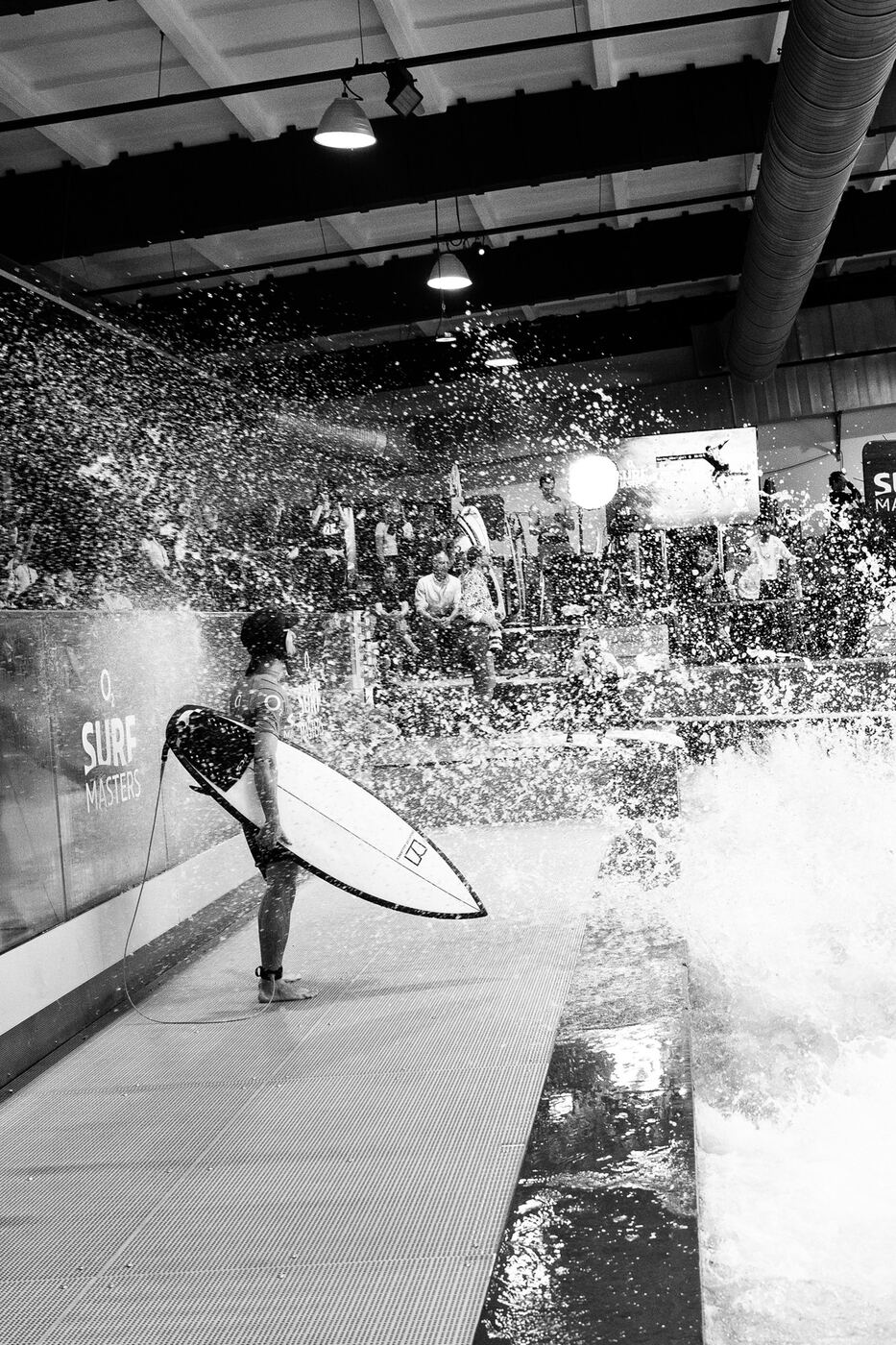 Surfer mit Board wartet am Beckenrand