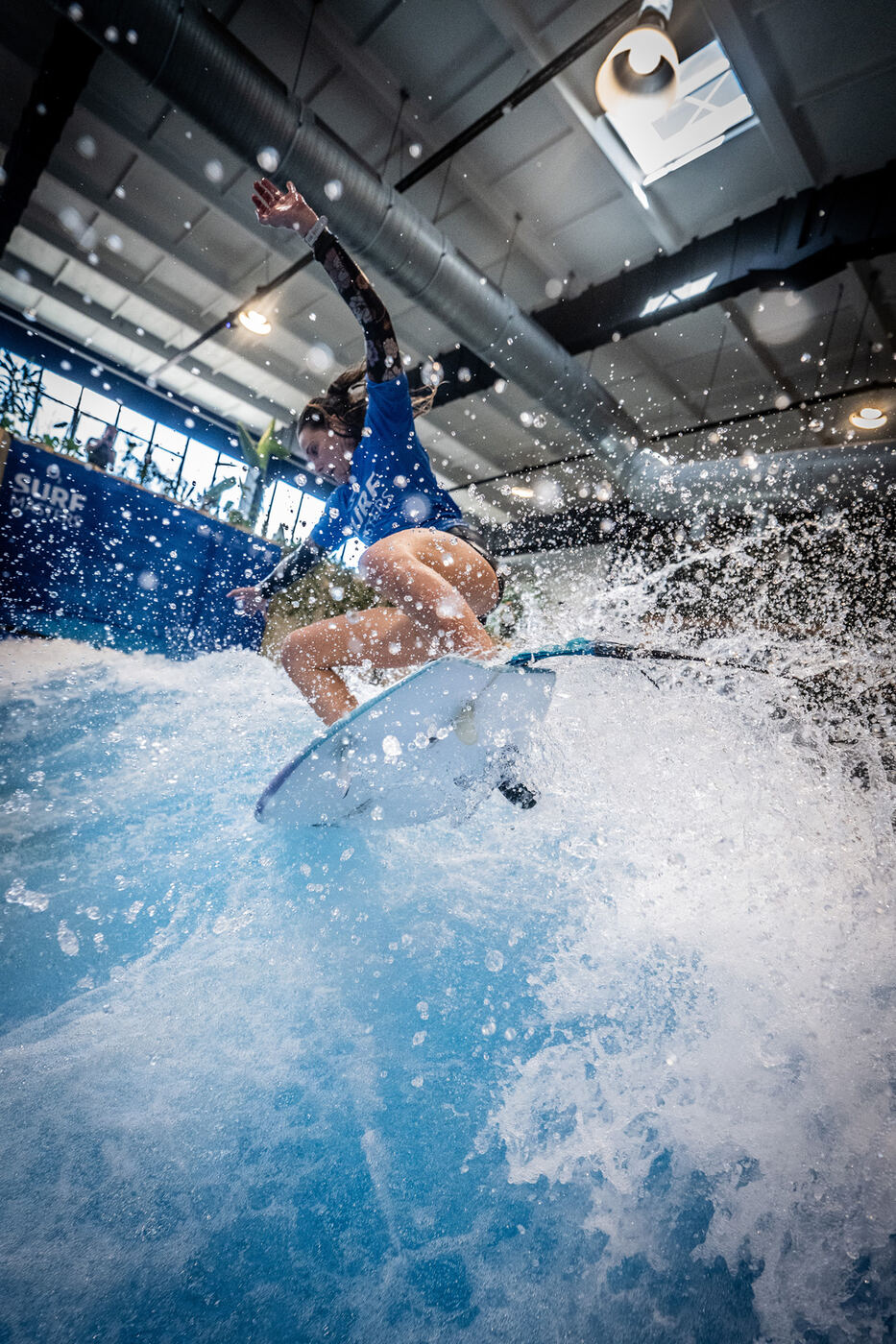 Surferin in der Kurve