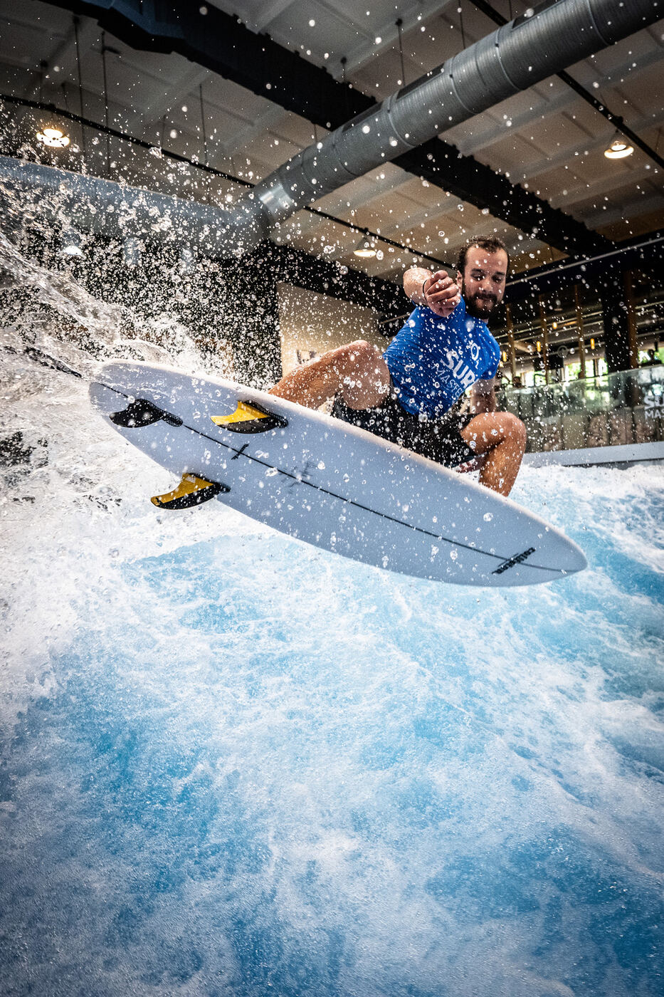 Surfer fängt sein Board mitten im Sprung