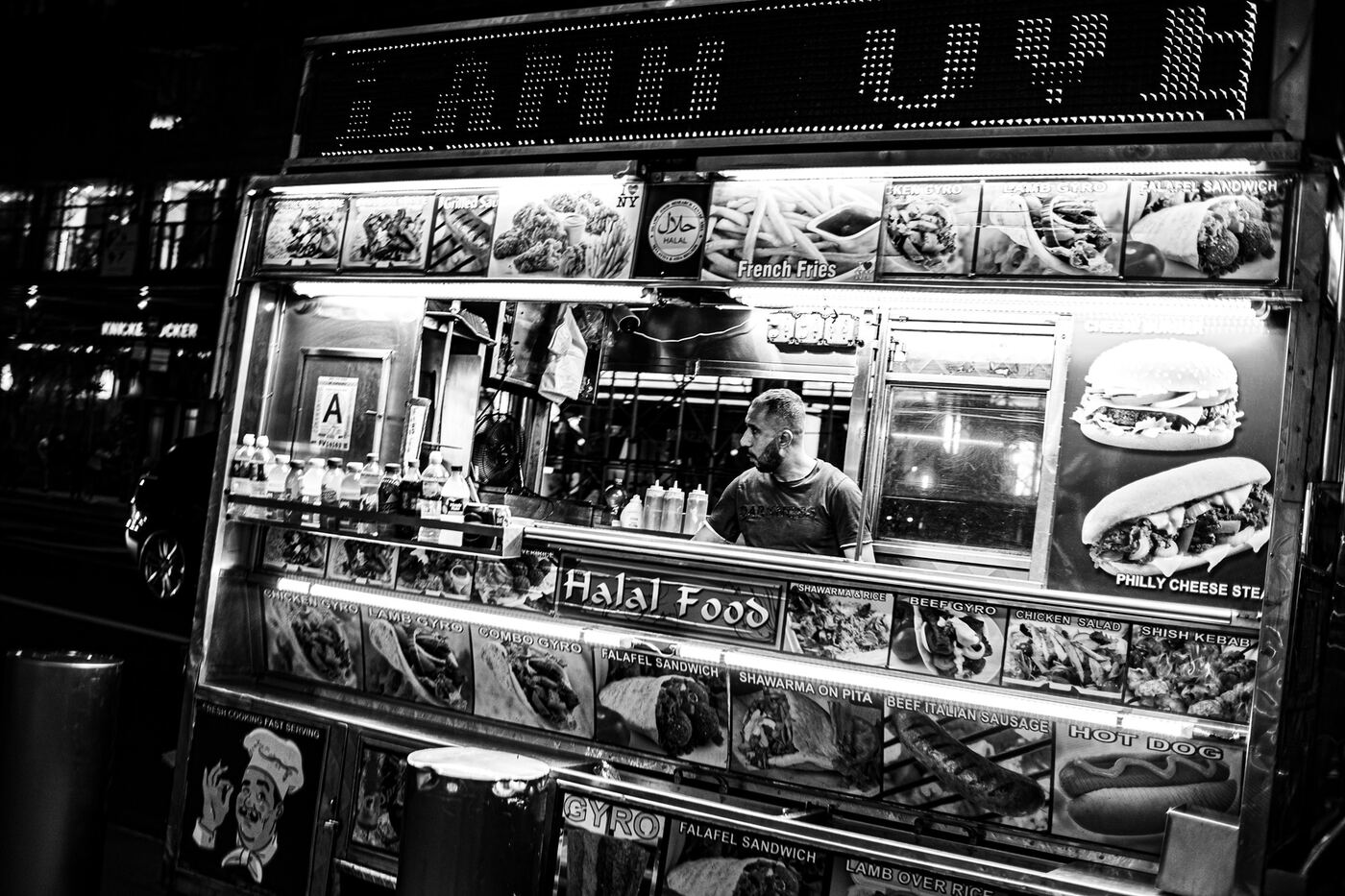 Halal-Food-Truck bei Nacht