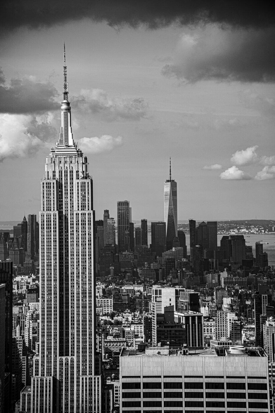 Empire State Building unter dramatischem Wolkenhimmel